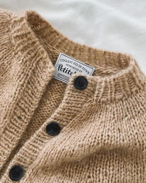 Hovedbilde Novice Cardigan Jr Chunky Edition PetiteKnit oppskrift