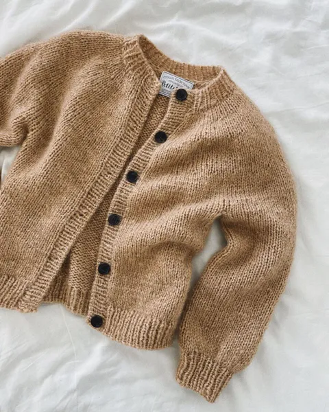 Hovedbilde Novice Cardigan Jr Chunky Edition PetiteKnit oppskrift