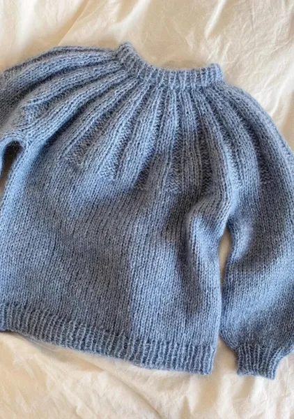 Hovedbilde Sunday Sweater genser junior PetiteKnit mønster