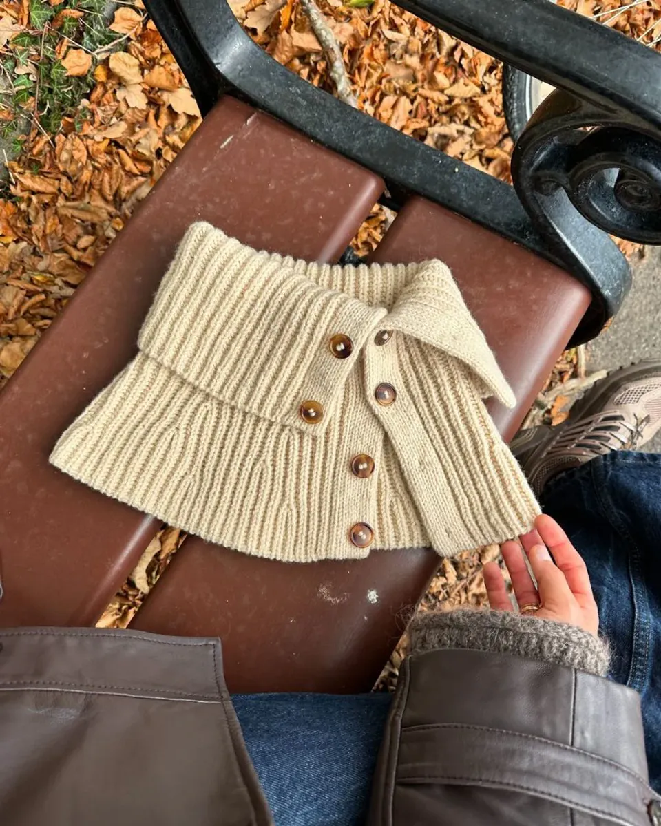 November Neck fra PetiteKnit oppskrift