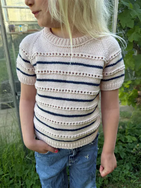 Hovedbilde Ida Tee Junior fra PetiteKnit oppskrift