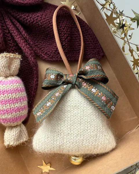 Hovedbilde Gratis oppskrift Christmas Bell fra PetiteKnit